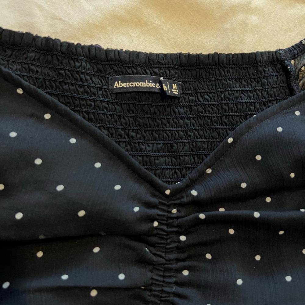 Abercrombie & Fitch Women’s Cropped Navy Polka Dot Adjustable Ruched Blouse - Picture 3 of 6
